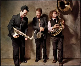 Clint Maedgen, Tom Waits and Ben Jaffe (Radio City Music Hall - New York, 2005)